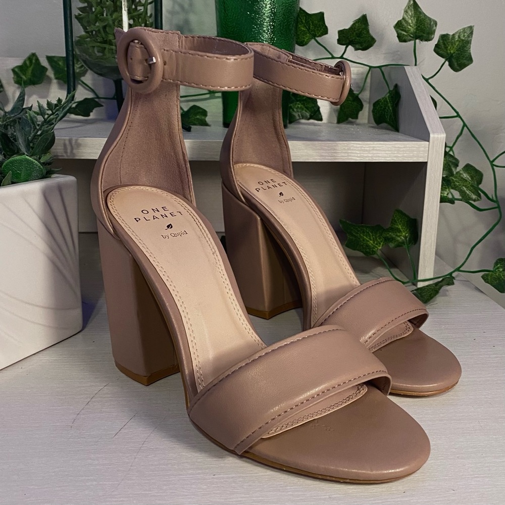 Qupid One Planet Tan Heels Size 6